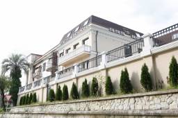 Абхазия, Сухум: новый, современный, четырёхэтажный гостиничный комплекс
