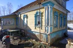 Бревенчатый дом в небольшом городке Мышкин, на тихой улице рядом с Волгой, 260 км от МКАД