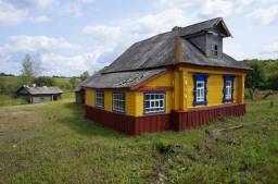 Бревенчатый домик в жилом селе Шипилово, 270 км от МКАД