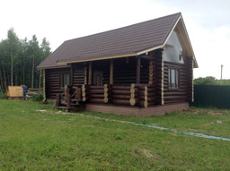 Бревенчатый дом с отделкой в деревне Высокие Дворики