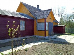 Дом с хорошим хозяйством и баней на хуторе близ посёлка и озера
