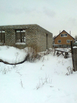 В Ульяновске продаётся земельный участок с недостроенным домом