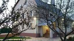 Трёхэтажный кирпичный дом в посёлке Товарковский